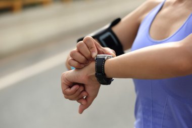 Spor akıllı saat takan kadın koşucu