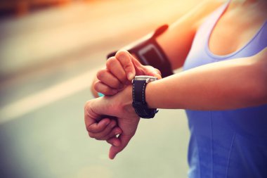 Spor akıllı saat takan kadın koşucu