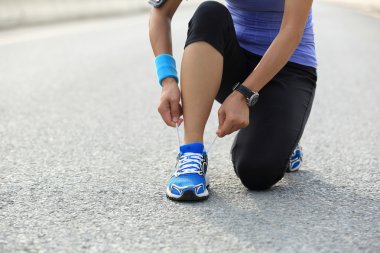 kadın atlet ayakkabı bağcığı bağlama