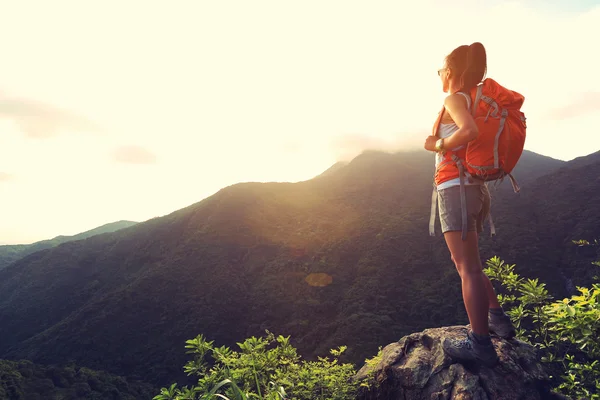 Mujer mochilero en pico de montaña — Foto de Stock