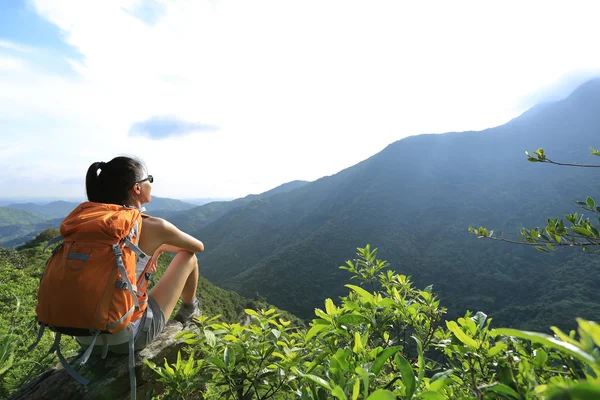 Donna zaino in spalla sulla vetta della montagna — Foto Stock