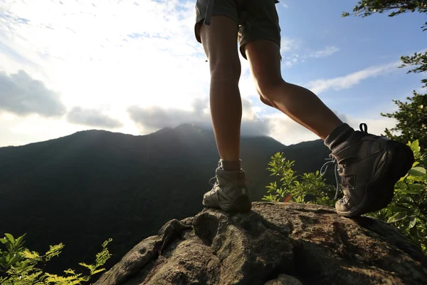 Gambe di escursionista femminile in montagna — Foto Stock
