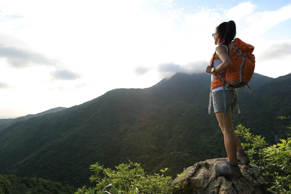 Backpackerin auf Berggipfel — Stockfoto