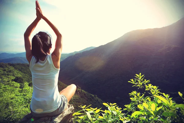 Yoga mujer meditando en la montaña — Foto de Stock