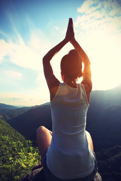 Йога жінка медитує на горі — стокове фото