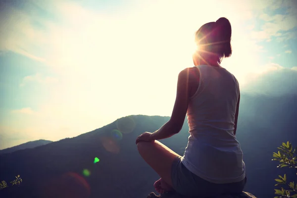 Yoga femme méditer sur la montagne — Photo