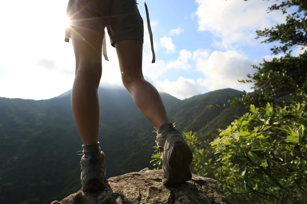 女性的徒步旅行者腿在山 — 图库照片