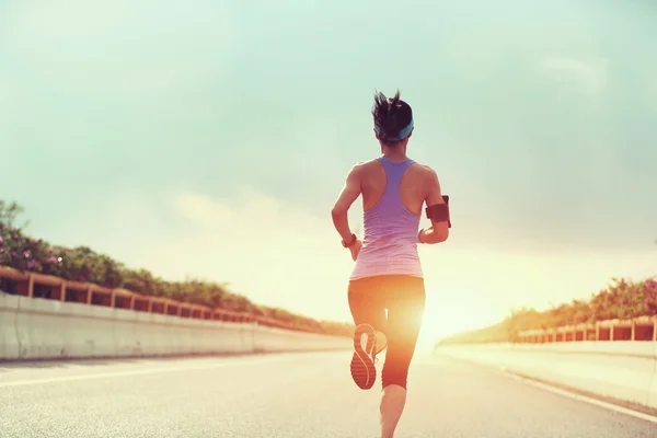 Mujer corriendo en la carretera — Foto de Stock