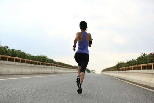 Mujer corriendo en la carretera —  Fotos de Stock