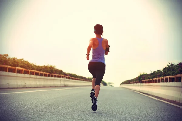 Mujer corriendo en la carretera — Foto de Stock