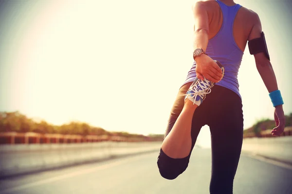 Жінка бігунка розтягує ноги Стокове Фото