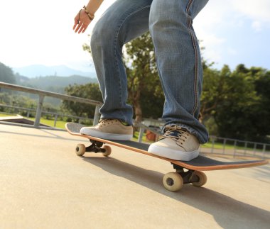 Kaykaycı bacaklar yapıyor ollie hüner