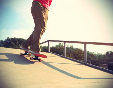 Kaykaycı bacaklar kaykay