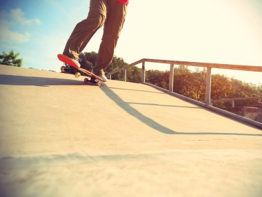 Kaykaycı bacaklar kaykay