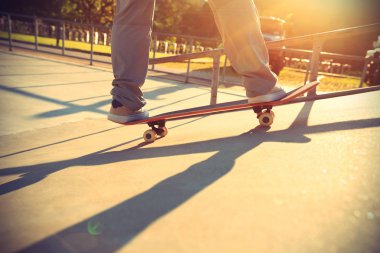 Kaykaycı bacaklar kaykay