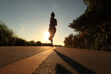 Sunrise çalıştıran fitness kadın