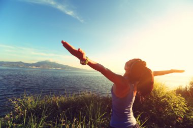 Genç kadın jogger kollarını açarak