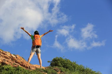 kadın backpacker dağ tepe