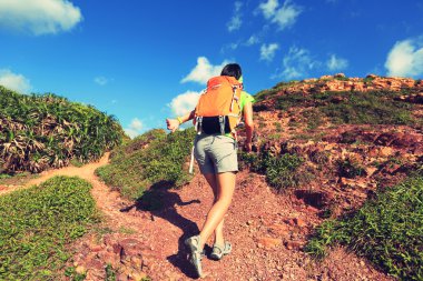 dağda çalışan kadın backpacker