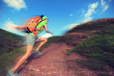 dağda çalışan kadın backpacker