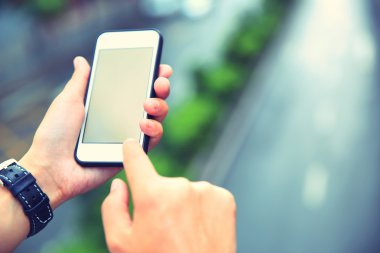 Asyalı kadın akıllı telefon kullanıyor.