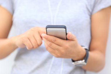 Asyalı kadın akıllı telefon kullanıyor.