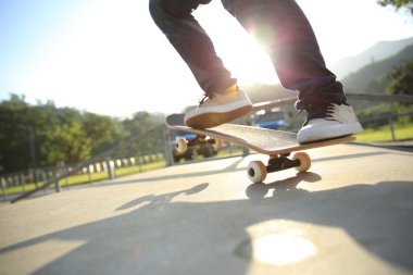 Kaykaycı bacaklar bir hile yaparak ollie