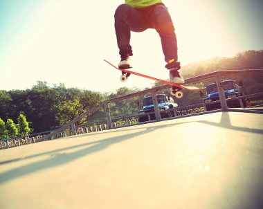 Kaykaycı bacaklar bir hile yaparak ollie