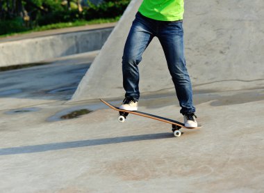 skatepark bacaklara kaykaycı