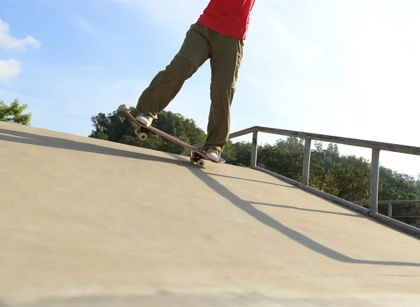 Patinador piernas haciendo truco ollie — Foto de Stock