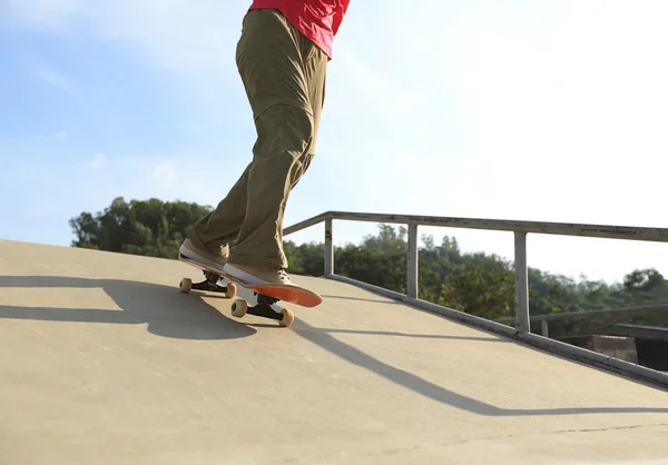 Skater nogi jazda na deskorolce — Zdjęcie stockowe