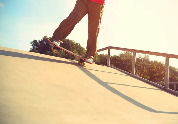 Skateboarder jambes skateboard — Photo