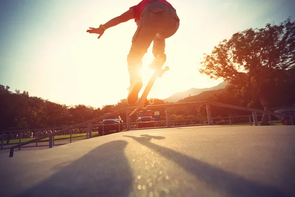 Skateboarder pernas fazendo truque ollie — Fotografia de Stock