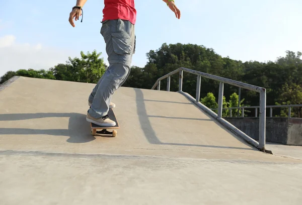 Kaykaycı bacaklar kaykay