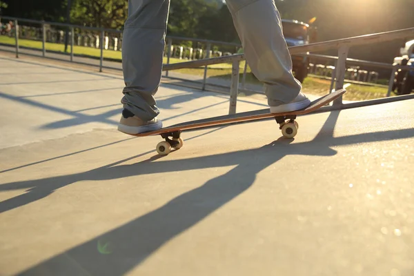 Skater nogi jazda na deskorolce — Zdjęcie stockowe