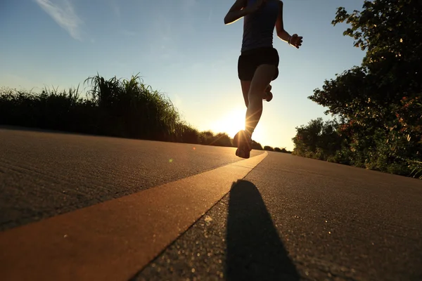 Joven mujer fitness corriendo al amanecer —  Fotos de Stock