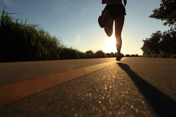 Joven mujer fitness corriendo al amanecer —  Fotos de Stock