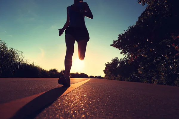 Молодая фитнес-женщина бежит на рассвете — стоковое фото
