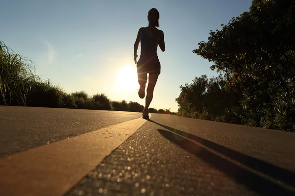 Donna fitness che corre all'alba — Foto Stock