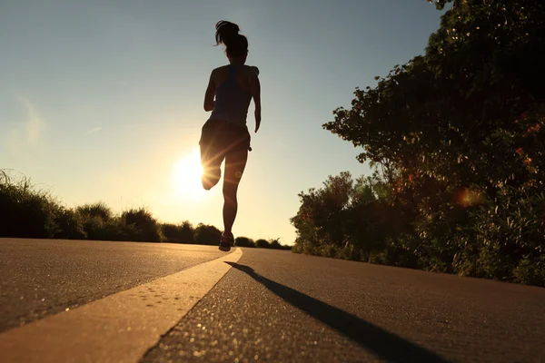 Fitness žena běží na východ slunce — Stock fotografie