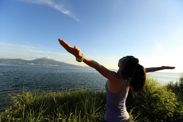 Genç kadın jogger kollarını açarak — Stok fotoğraf