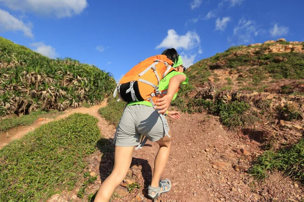 Mulher mochileiro correndo na montanha — Fotografia de Stock