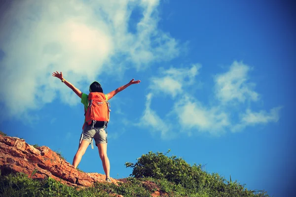 Backpacker wanita di puncak gunung — Stok Foto