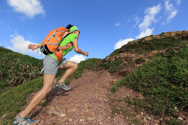 Mujer mochilero corriendo por sendero de montaña —  Fotos de Stock