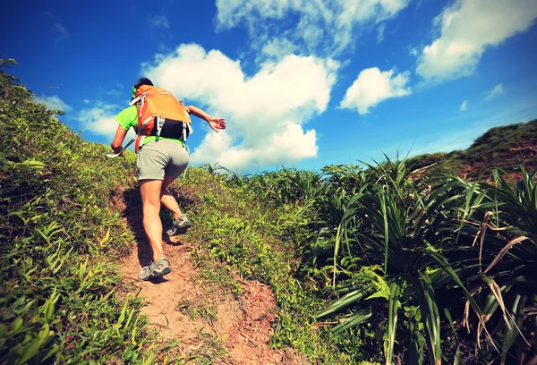 Donna zaino in spalla correre in montagna — Foto Stock