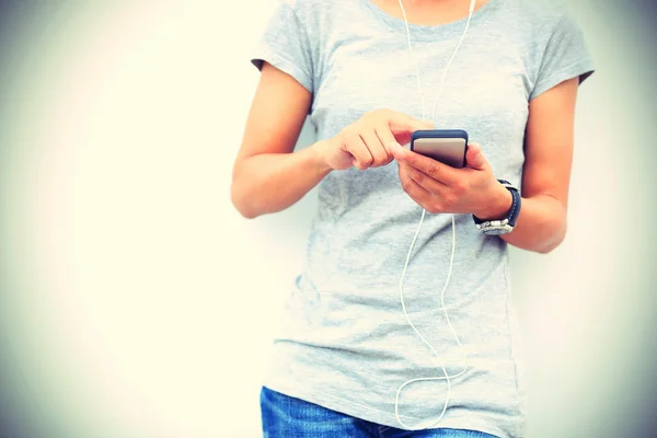 Asiatisk kvinna använder smartphone — Stockfoto