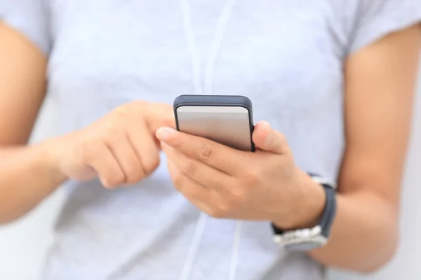 Asiatisk kvinna använder smartphone — Stockfoto