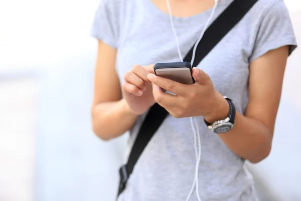 Asiatisk kvinna använder smartphone — Stockfoto