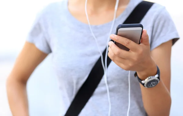 Ung asiatisk kvinna använda smartphone — Stockfoto