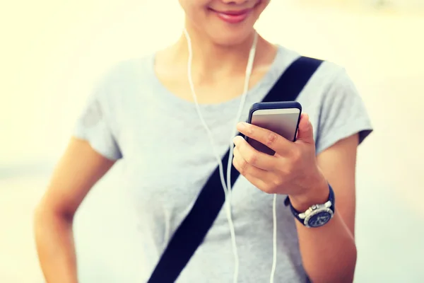 Asiatisk kvinna använder smartphone — Stockfoto